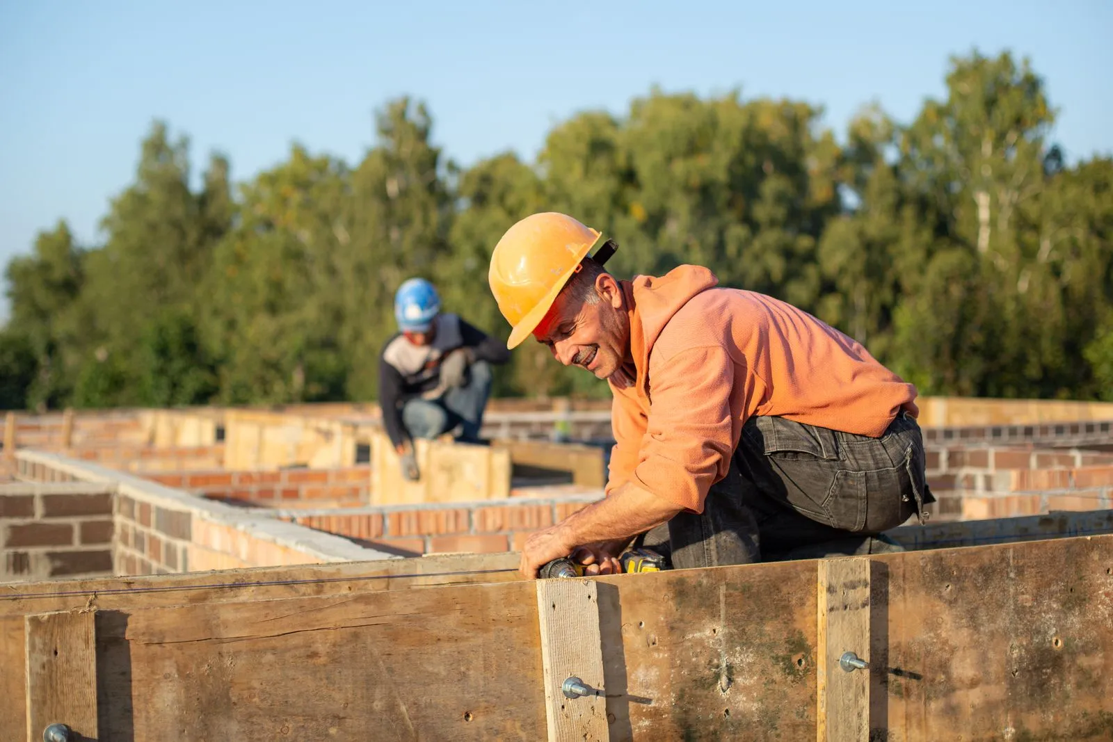 Maçon sur un chantier de gros œuvre