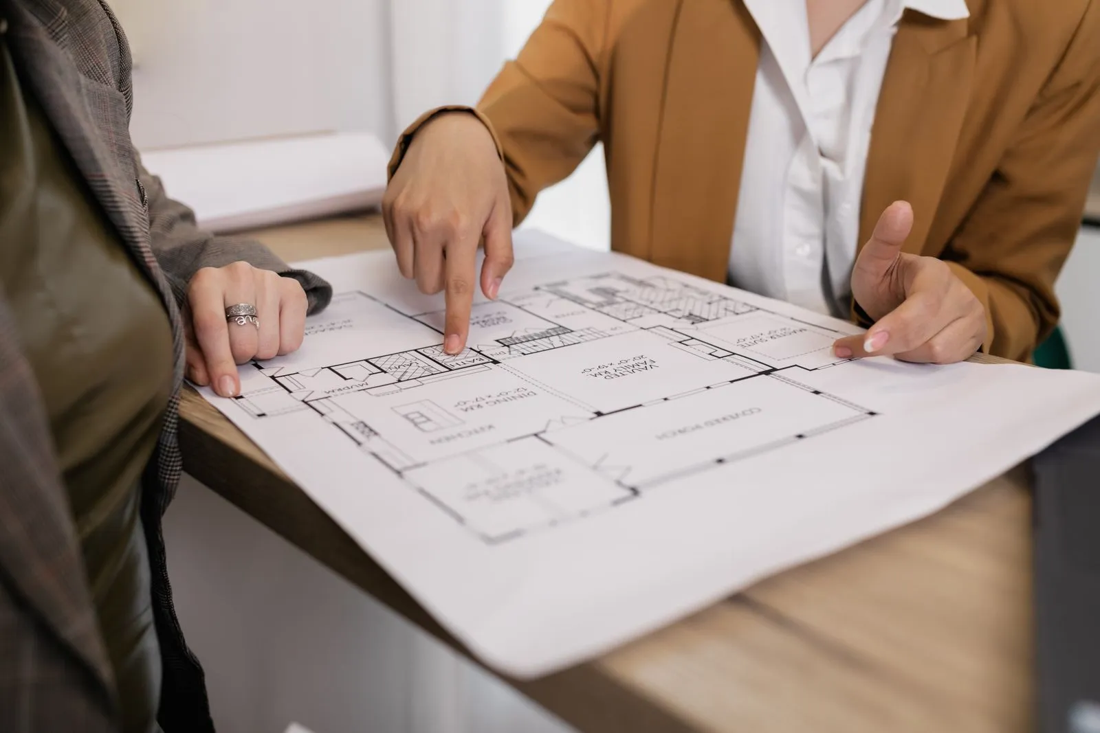 Deux techniciens étudiant les plans d'une installation sanitaire