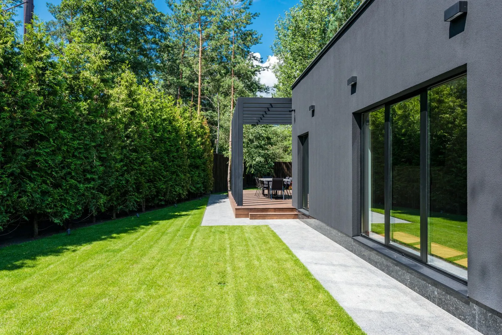 Extérieur d'une maison après rénovation complète de la plomberie et du chauffage